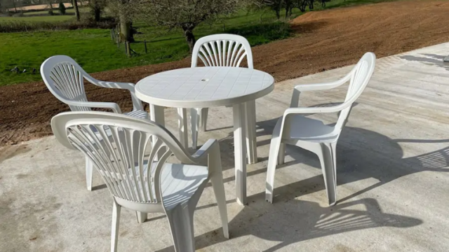 Πως να καθαρίσετε τις λευκές πλαστικές καρέκλες, Νικολέτα Γιαννοπούλου