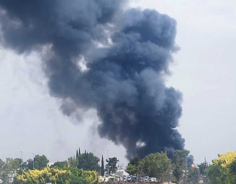 Ολοσχερώς κάηκε το εργοστάσιο στην Κηφισιά – Άγνωστη η αιτία της πυρκαγιάς