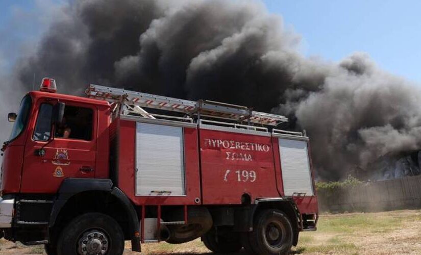 Mεγάλη πυρκαγιά στη Βάρης-Κορωπίου - Μήνυμα 112 για εκκενώσεις,