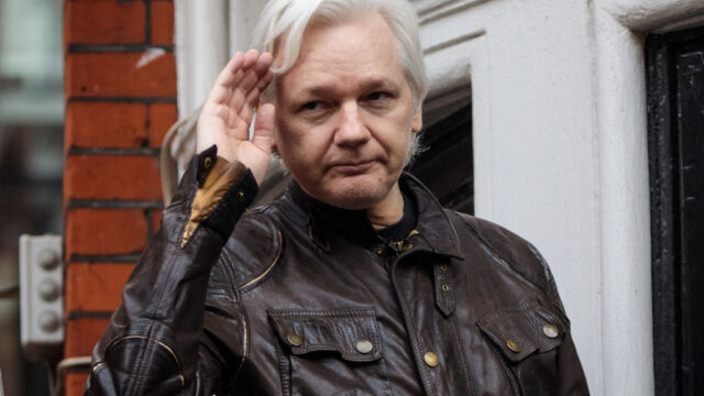 Ο ιδρυτής του Wikileaks Τζούλιαν Ασάνζ απελευθερώθηκε μετά από πέντε χρόνια φυλάκισης