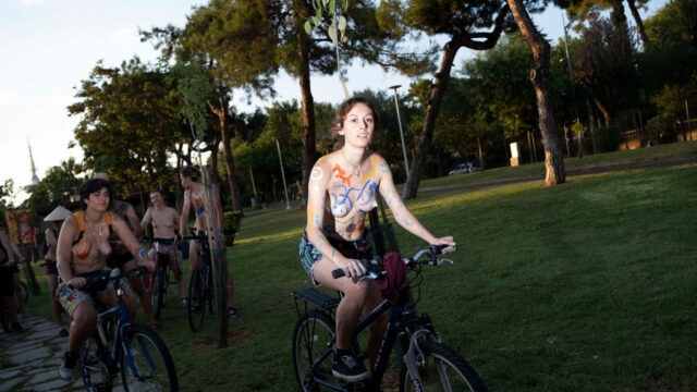 Γυμνοί και ημίγυμνοι ποδηλάτες κατά της βίας και της μόλυνσης