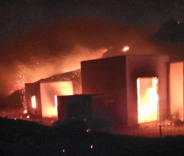 Υπό έλεγχο η φωτιά στη Σέριφο -Κάηκαν σπίτια και εκκλησίες