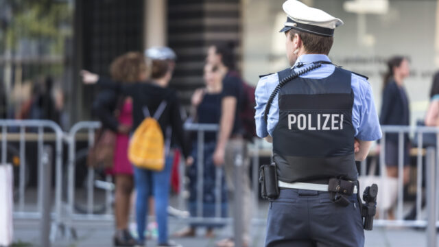 Επίθεση με μολότοφ και αξίνα σε ομάδα φιλάθλων στο Αμβούργο – Συνελήφθη ο δράστης