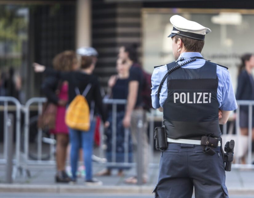 Επίθεση με μολότοφ και αξίνα σε ομάδα φιλάθλων στο Αμβούργο – Συνελήφθη ο δράστης