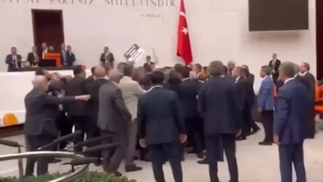 Πιαστήκανε στα χέρια στην τουρκική Βουλή
