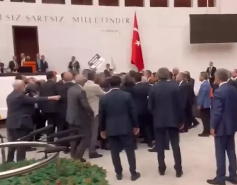 Πιαστήκανε στα χέρια στην τουρκική Βουλή