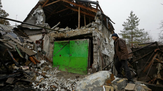 Ουκρανία: Τρεις νεκροί και 20 τραυματίες από ρωσικούς βομβαρδισμούς στο Ντονέτσκ
