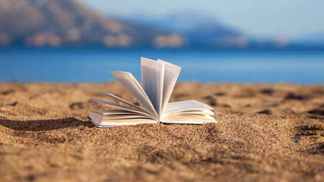 Απολαύστε την θάλασσα με ένα βιβλίο στο χέρι! Μαρία Καλοπούλου