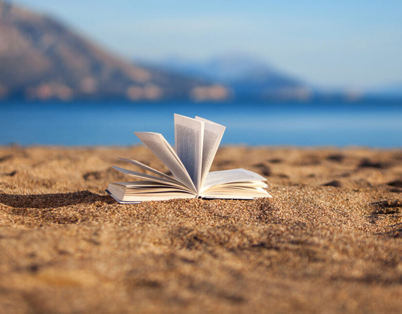 Απολαύστε την θάλασσα με ένα βιβλίο στο χέρι! Μαρία Καλοπούλου