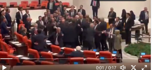 Βουλευτές του Ερντογάν έδειραν αντιπολιτεύομενο βουλευτή επειδή φώναζε πως το ΑΚΡ είναι “Κλέφτες!”