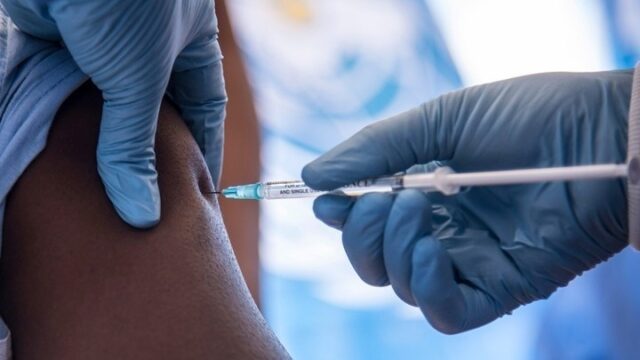 Ιταλία: Γερουσιαστής ζητεί να μετατραπεί σε σύσταση η υποχρέωση των γονέων να εμβολιάζουν τα παιδιά του