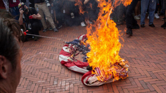 Η Χάρις καταδικάζει το κάψιμο αμερικανικών σημαιών κατά τις διαδηλώσεις για την ομιλία Νετανιάχου