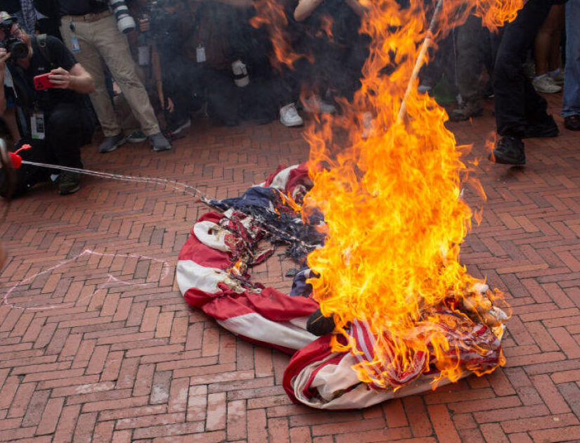 Η Χάρις καταδικάζει το κάψιμο αμερικανικών σημαιών κατά τις διαδηλώσεις για την ομιλία Νετανιάχου