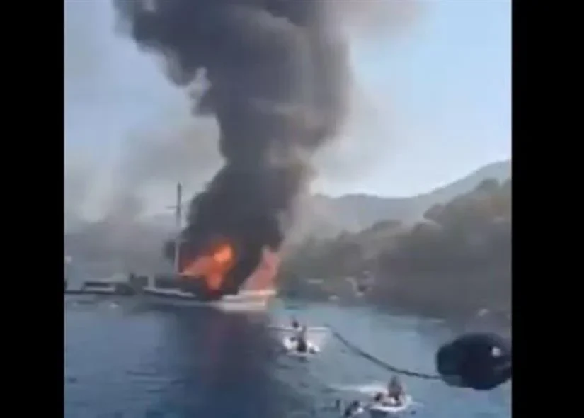 Τουριστικό σκάφος κάηκε στο Μαρμαρά – Ο κόσμος έπεφτε στη θάλασσα