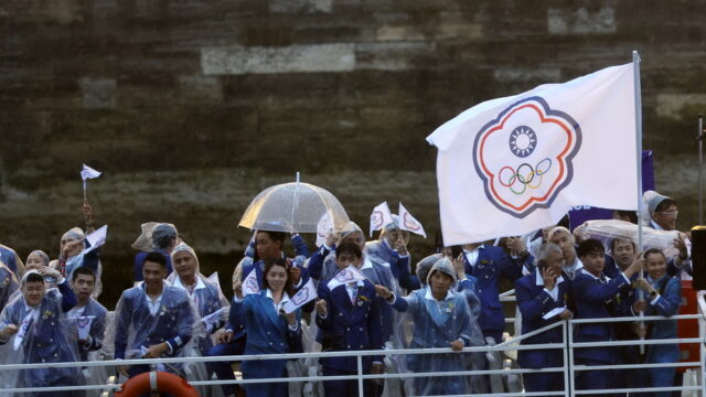 H βροχή οδηγεί σε αποχωρήσεις θεατών από την τελετή έναρξης των Ολυμπιακών Αγώνων