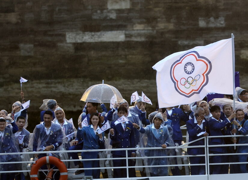 H βροχή οδηγεί σε αποχωρήσεις θεατών από την τελετή έναρξης των Ολυμπιακών Αγώνων