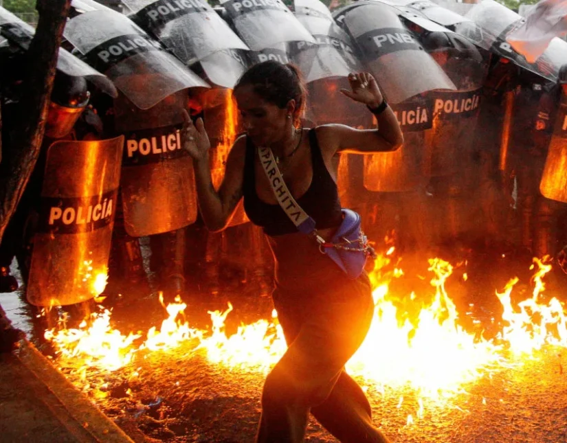 Βενεζουέλα: Επίθεση στα γραφεία της αντιπολίτευσης – Η κυβέρνηση κατηγορεί τις ΗΠΑ για απόπειρα πραξικοπήματος