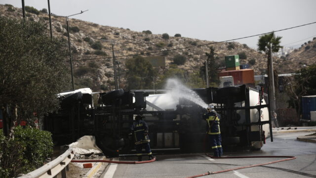 Ανατροπή βυτιοφόρου στη Λεωφόρο Σχιστού: Εκκενώνεται η δομή μεταναστών