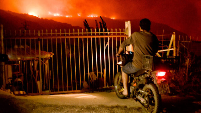 Ανεξέλεγκτο το μέτωπο στο Ξυλόκαστρο - Κλειστή η εθνική στη Λυκοποριά