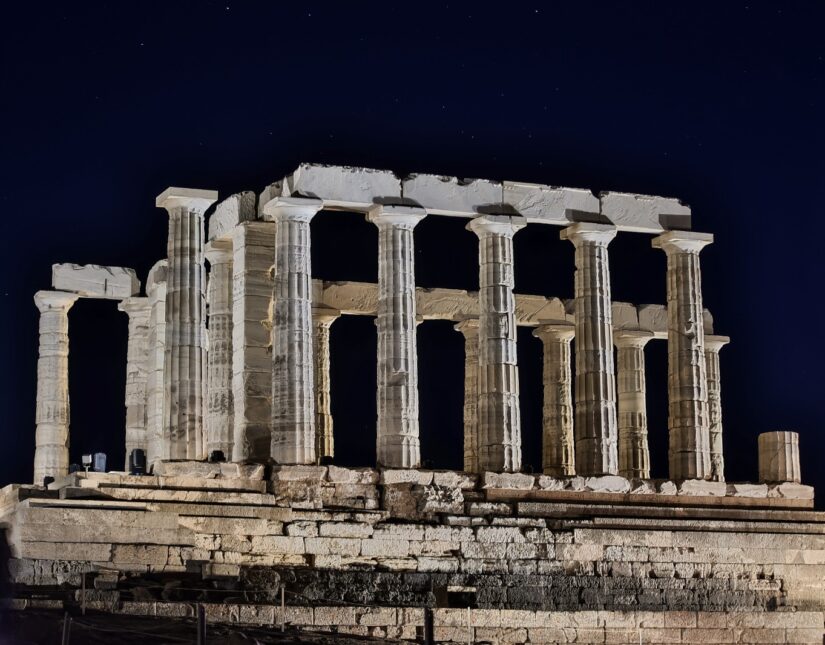 Ταξίδι στο Φως: Εμβληματική Φωταγώγηση του Ναού του Ποσειδώνα στο Σούνιο