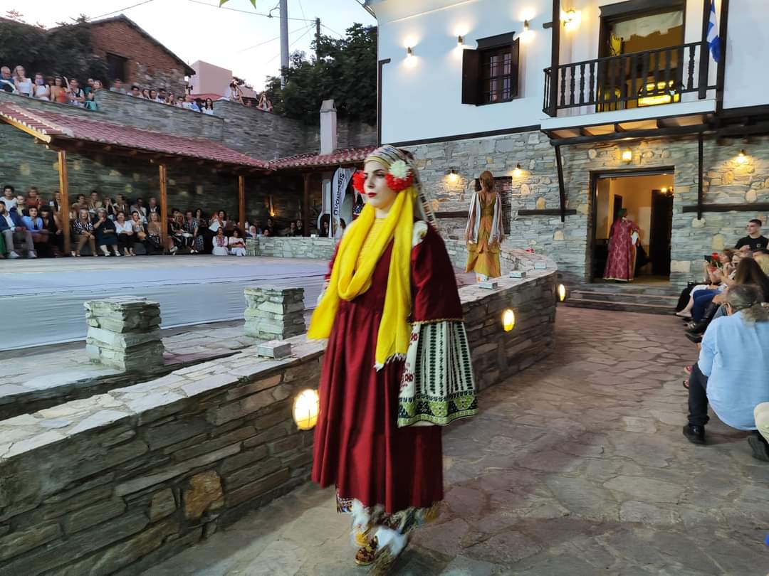 Σύγχρονα ρούχα με βάση την παράδοση: Μία ιδιαίτερη επίδειξη μόδας