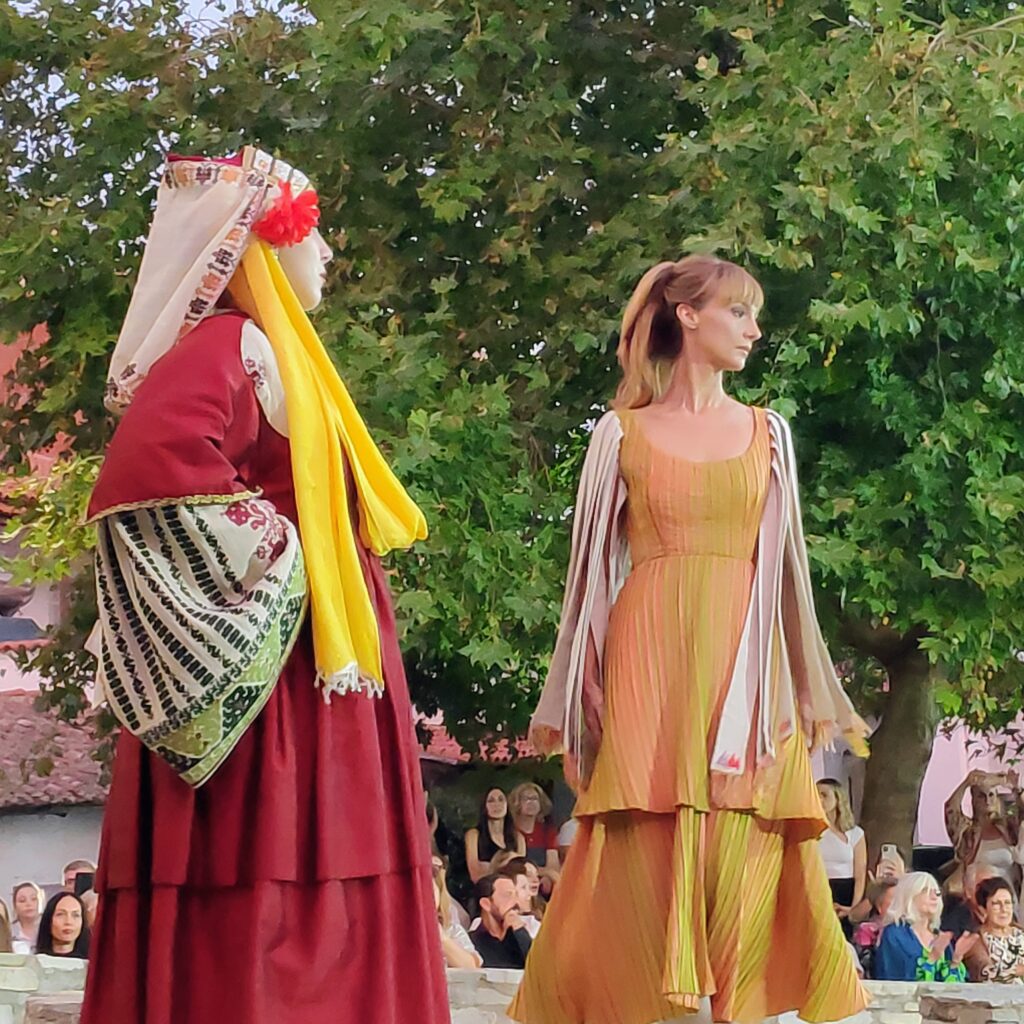 Σύγχρονα ρούχα με βάση την παράδοση: Μία ιδιαίτερη επίδειξη μόδας