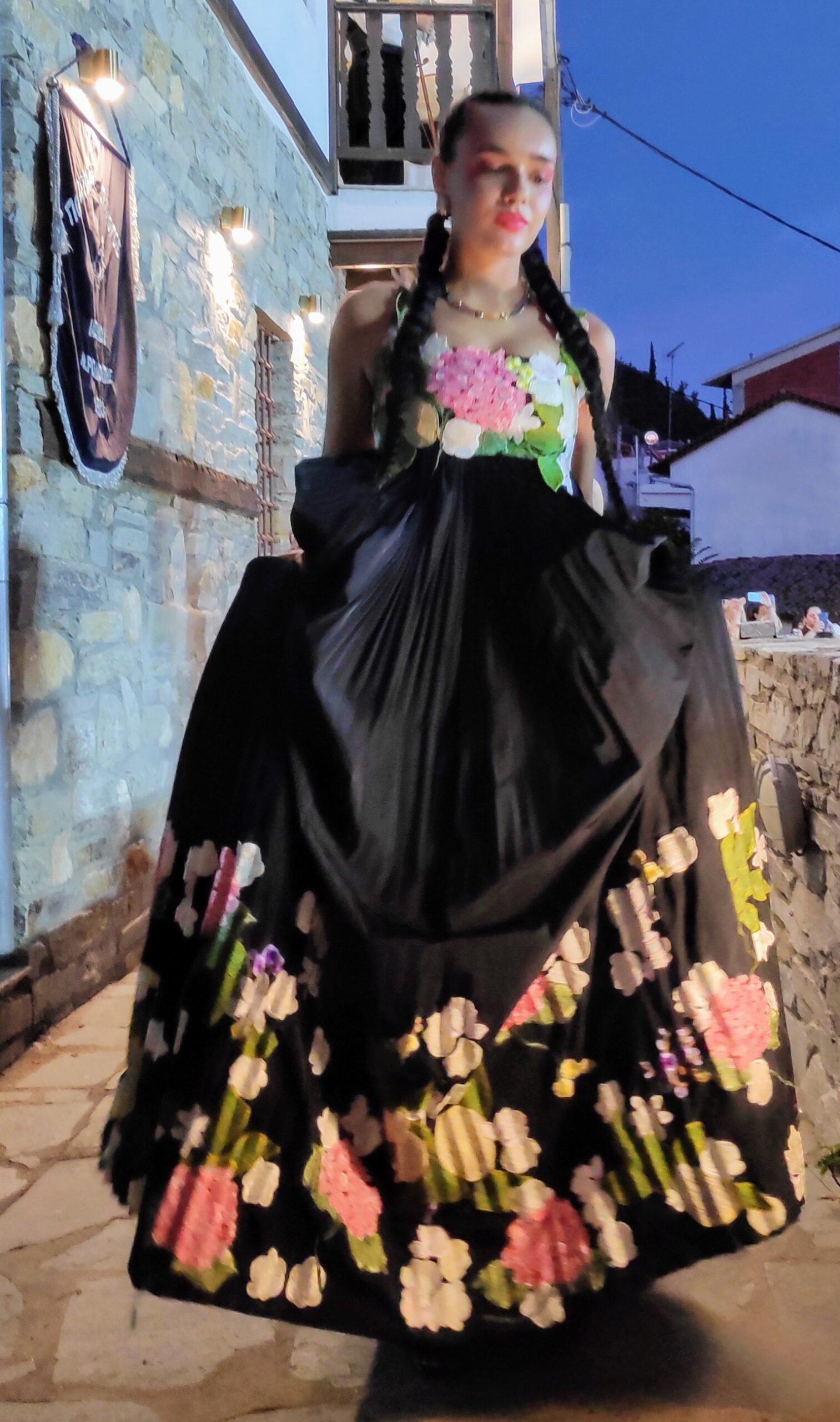 Σύγχρονα ρούχα με βάση την παράδοση: Μία ιδιαίτερη επίδειξη μόδας