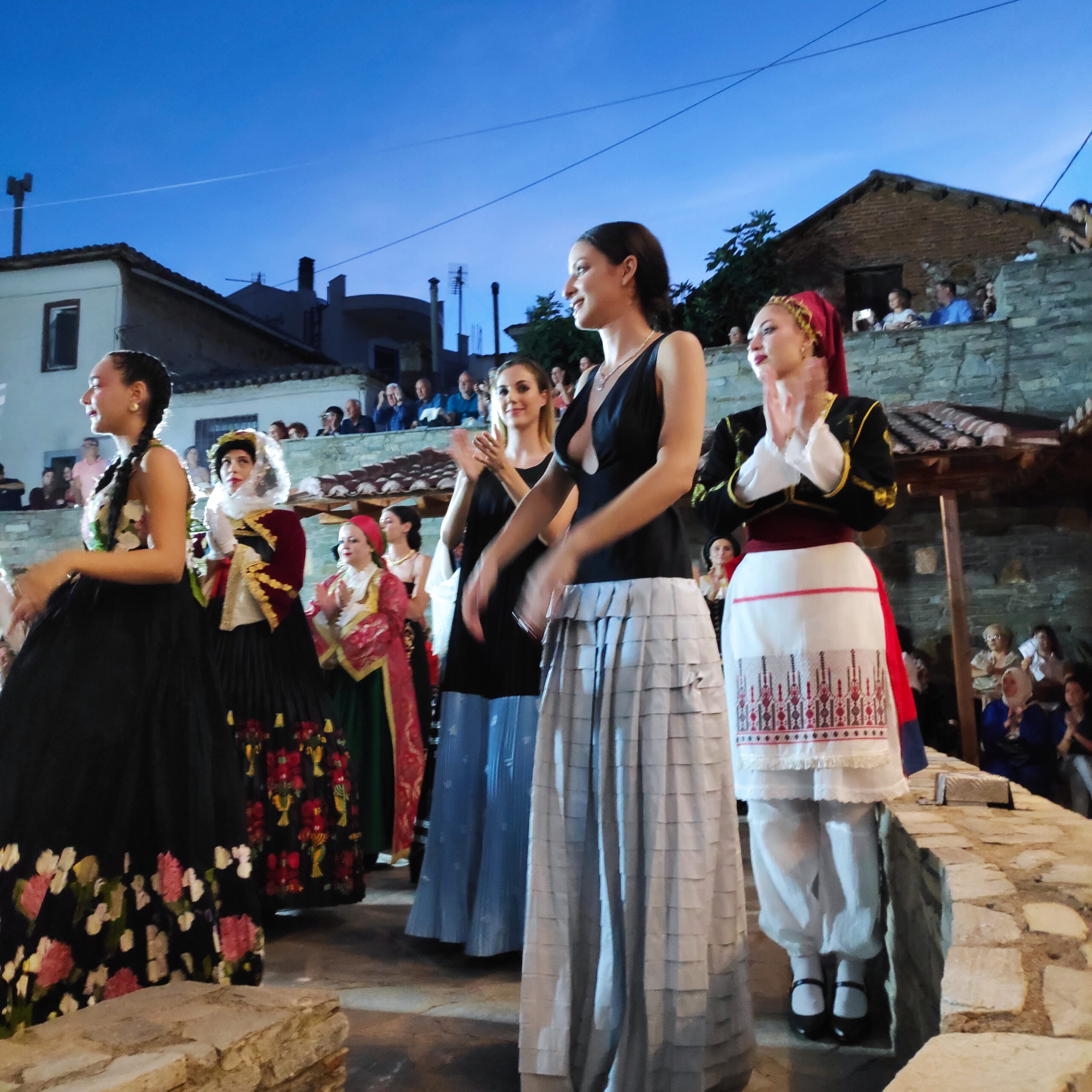 Σύγχρονα ρούχα με βάση την παράδοση: Μία ιδιαίτερη επίδειξη μόδας