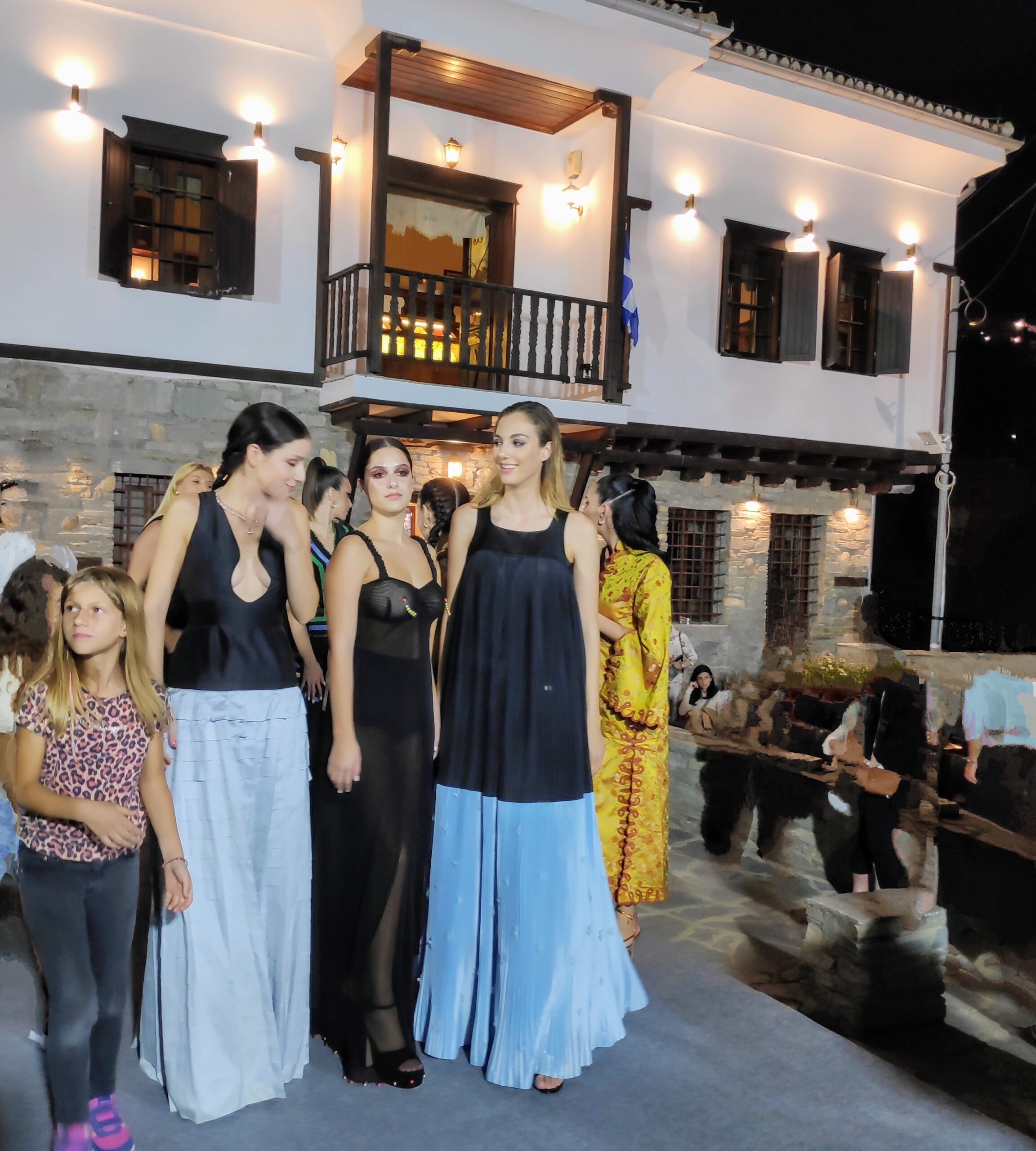 Σύγχρονα ρούχα με βάση την παράδοση: Μία ιδιαίτερη επίδειξη μόδας