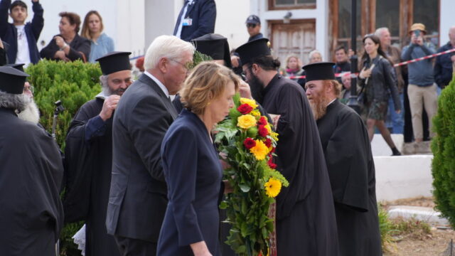 Στην Κάνδανο ο Γερμανός πρόεδρος: “Ζητώ συγχώρεση για τα βαριά εγκλήματα”