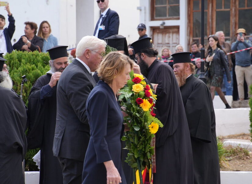 Στην Κάνδανο ο Γερμανός πρόεδρος: “Ζητώ συγχώρεση για τα βαριά εγκλήματα”