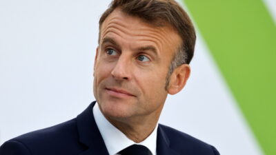 Financial Times: Η μαχαιριά του Μακρόν στον Μερτς