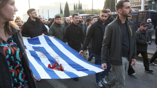 Χιλιάδες πολίτες στην πορεία του Πολυτεχνείου