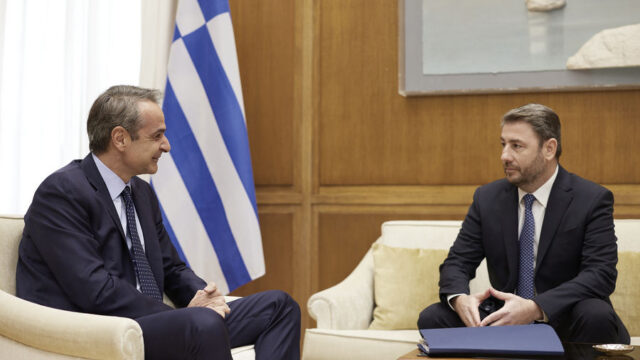 Ψυχρό το ΠΑΣΟΚ στο ενδεχόμενο συνάντησης Μητσοτάκη-Ανδρουλάκη