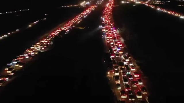 Χιλιάδες Σύροι κάνουν ουρά στα σύνορα με την Τουρκία για να επιστρέψουν