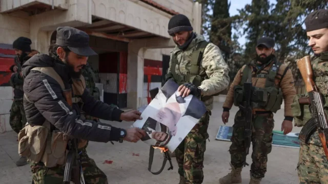 Στάση αναμονής ο ΟΗΕ – Μεταβατική κυβέρνηση σχηματίζουν οι αντάρτες