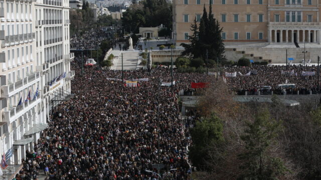 Οι ερινύες των Τεμπών κυνηγούν την κυβέρνηση – Στην Βουλή η συγκάλυψη