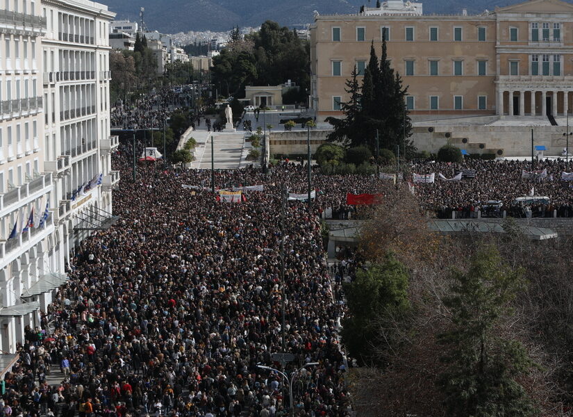 Οι ερινύες των Τεμπών κυνηγούν την κυβέρνηση – Στην Βουλή η συγκάλυψη