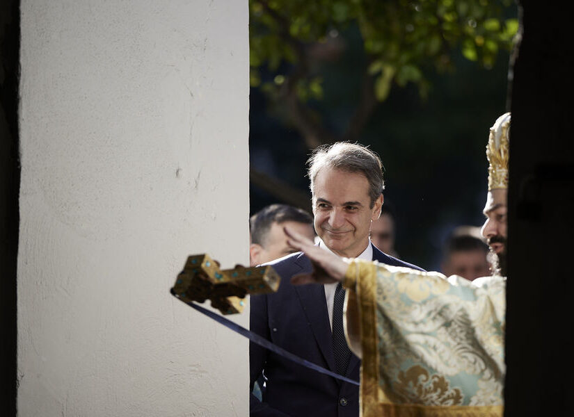 Μητσοτάκης: Η ηλιόλουστη Ελλάδα γιορτάζει τα Φώτα με λαμπρότητα