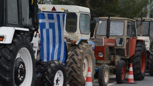 Συμβολικός αποκλεισμός στη Νάουσα από τρακτέρ