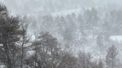 Σκηνικό χειμώνα με χιόνια σε Πάρνηθα και Πεντέλη – Πότε υποχωρεί η κακοκαιρία