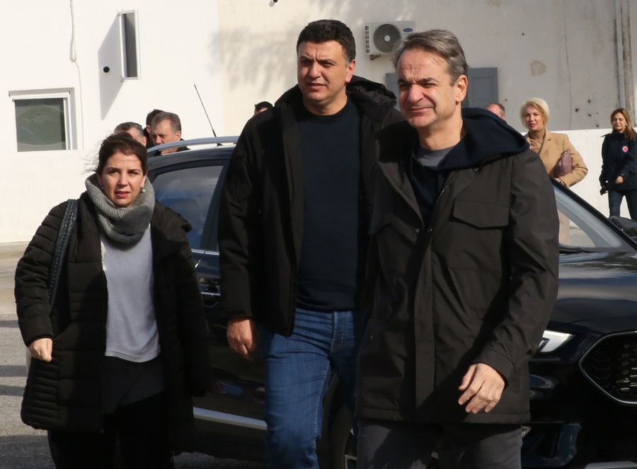 Στη Σαντορίνη ο Μητσοτάκης: Πρώτη στάση στο επιχειρησιακό κέντρο της Πυροσβεστικής