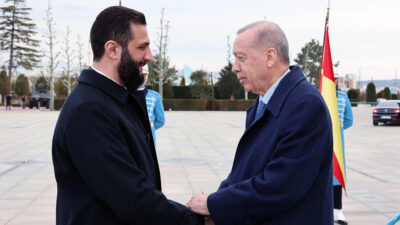 ΟΗΕ και Λονδίνο αίρουν τις κυρώσεις στον Τζολάνι πριν από την επίσκεψη στον Λευκό Οίκο