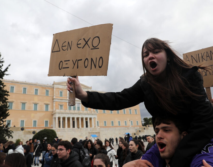 Μεγάλες συγκεντρώσεις πανελλαδικά για τα Τέμπη – Πάλι “προληπτικές” προσαγωγές και μάλιστα μαθητών