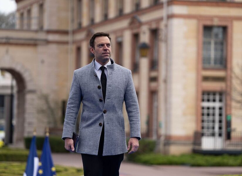 Ακόμα δεν μπήκε στη Βουλή και βάζει όρο για πρωθυπουργό ο Κασσελάκης!