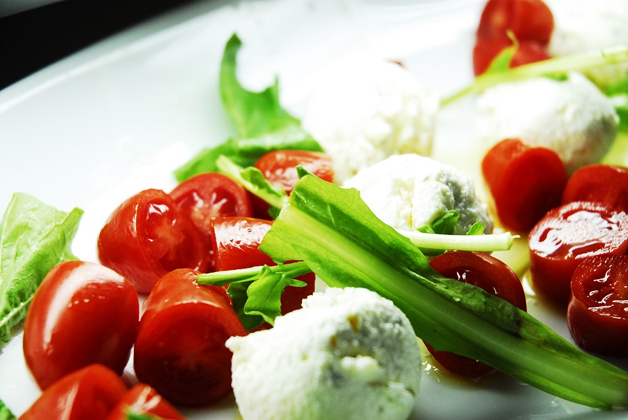 Παριανός μεζές με τουλουμοτύρι, ντοματίνια και ρόκα