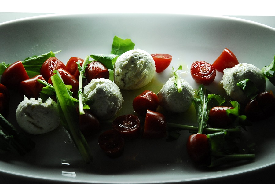 Παριανός μεζές με τουλουμοτύρι, ντοματίνια και ρόκα