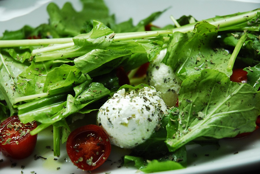 Παριανός μεζές με τουλουμοτύρι, ντοματίνια και ρόκα