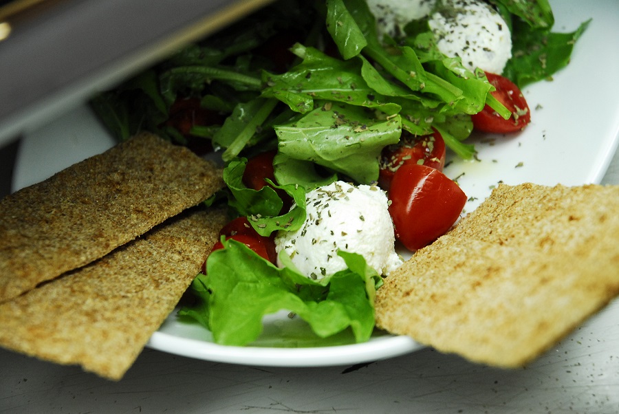 Παριανός μεζές με τουλουμοτύρι, ντοματίνια και ρόκα