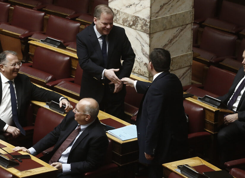 Τι μεθοδεύει το Μαξίμου για να ρίξει τον Καραμανλή στα μαλακά